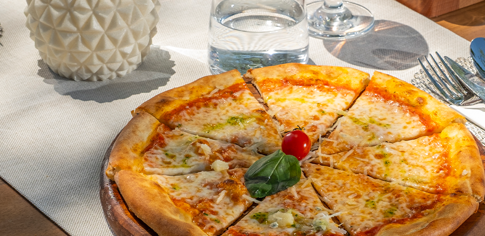 Dört Peynirli Pizza: Eriyen Lezzetlerin Kusursuz Uyumu