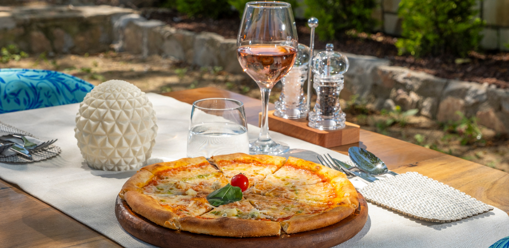 Lezzet Buluşması: Mon Reve Marselan Kırmızı Şarap ve Pizza Uyumu