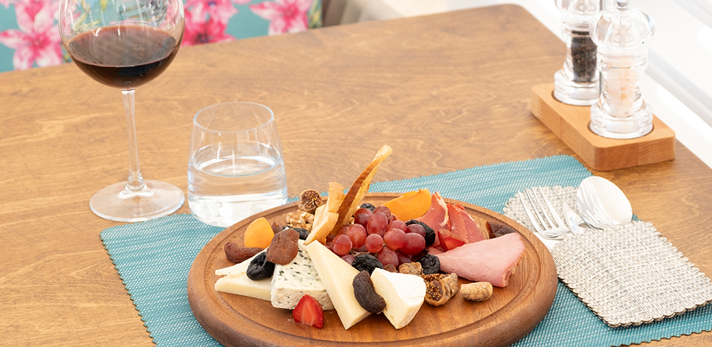 Şarapla Uyumun En Lezzetli Hali: Peynir ve Soğuk Et Tabağı