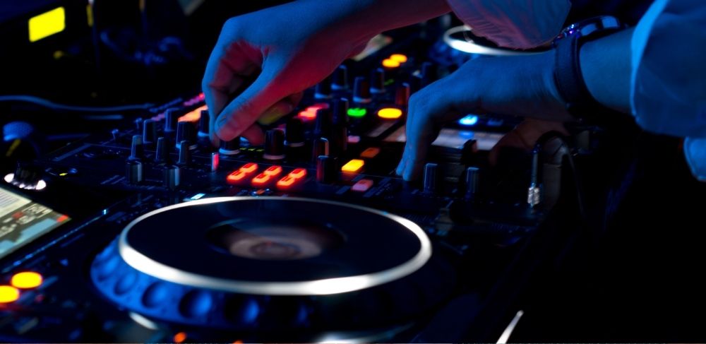 80’ler ve 90’lar DJ Performansı: Nostaljinin Ritmiyle Dans Etmek